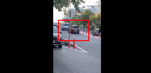 Video: Đi vào đường cấm, xe ô tô 7 chỗ bị xe cứu thương ép lùi
