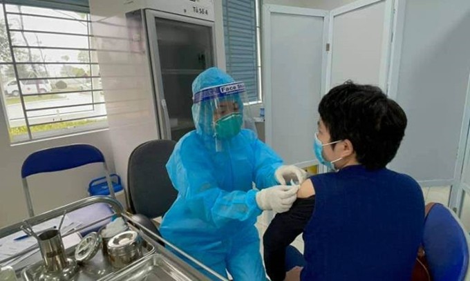 Triển khai tiêm vắc xin COVID-19 tại Bệnh viện Bệnh nhiệt đới trung ương cơ sở 2 (Hà Nội) vào sáng nay 8/3. Ảnh: ĐT.