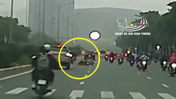 Video: Ô tô phóng nhanh, lạng lách trên đường, đâm trúng 2 mẹ con rồi bỏ chạy