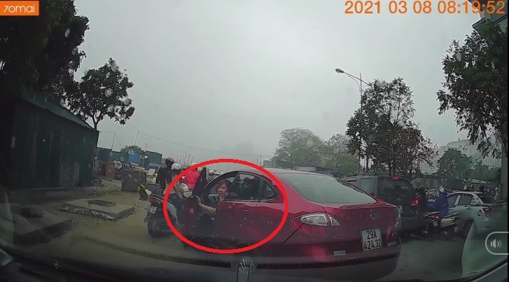 Video: Khoảnh khắc quay đầu xe, nữ tài xế tông liên tiếp 3 ô tô trên đường
