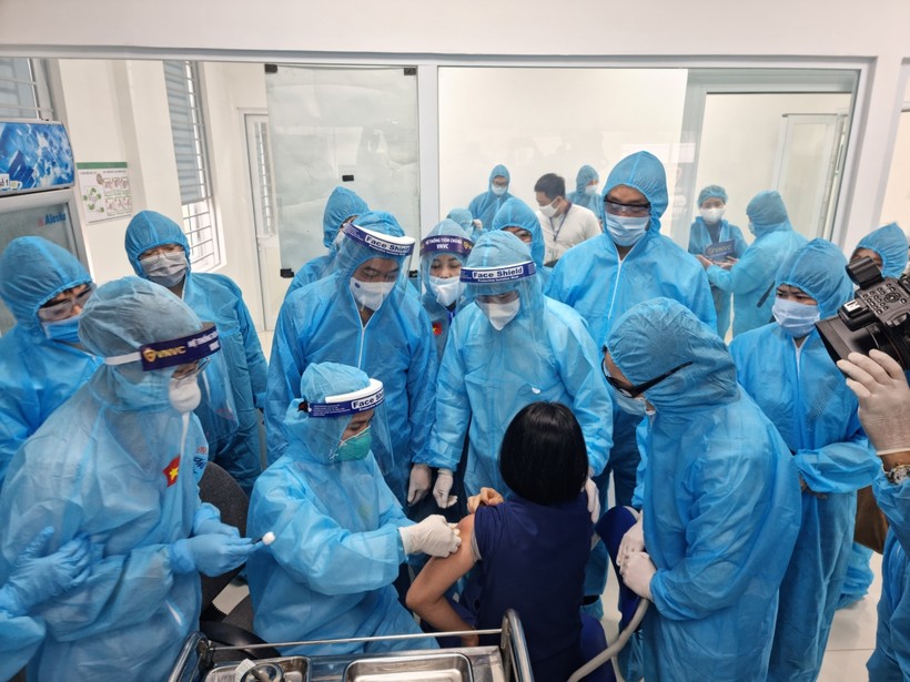 Thứ trưởng Trần Văn Thuấn giám sát công tác tiêm chủng vắc xin COVID-19 tại Bệnh viện Bệnh Nhiệt đới Trung ương sáng ngày 8/3. Ảnh: Đồ Nghệ.