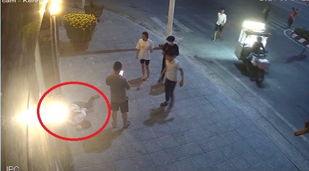 Video: Khoảnh khắc kinh hoàng nhóm côn đồ truy sát nam thanh niên gục tại chỗ trong đêm