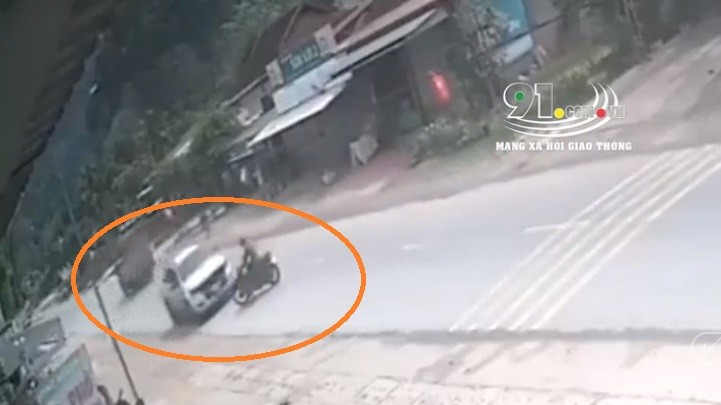 Video: Sang đường bất cẩn, người đàn ông đi xe máy bị ô tô hất văng gần 10m