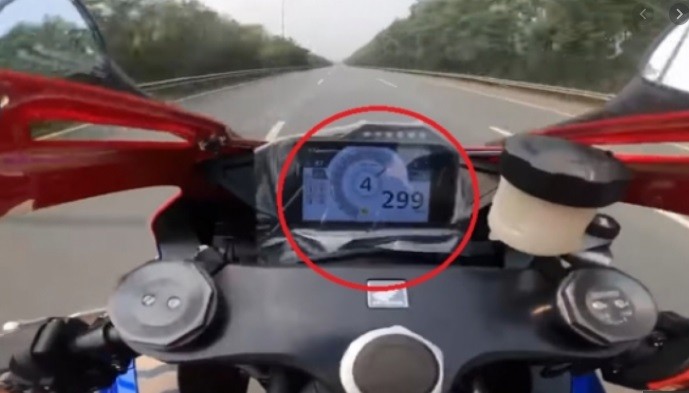 Video: Môtô chạy tốc độ 299 km/h trên Đại lộ Thăng Long, Hà Nội