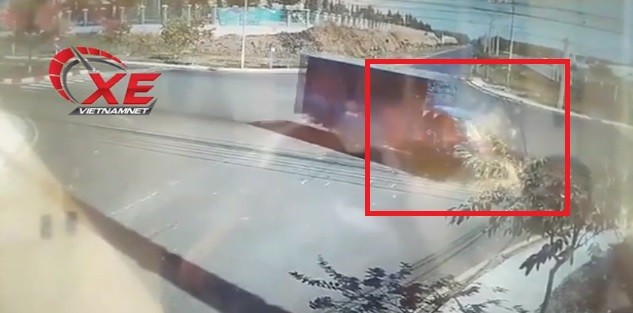 Video: Phóng nhanh qua ngã tư, ô tô con bị xe tải đâm văng xa