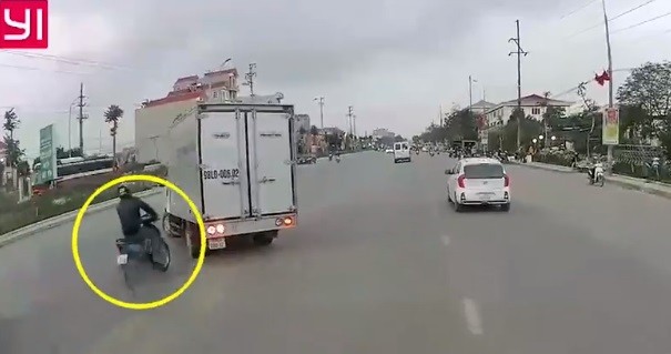 Video: Xe tải đột ngột rẽ ngang, nam thanh niên phóng nhanh may mắn thoát nạn