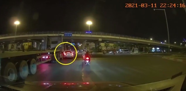 Video: Xe sang Mercedes đi vào điểm mù bị xe container đẩy đi 2 mét