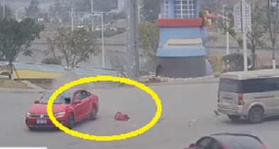 Video: Thót tim bé gái văng khỏi ô tô sau va chạm giao thông