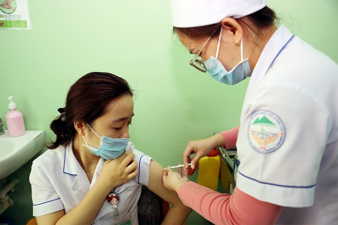 Nhân viên y tế Bệnh viện Nhiệt đới Khánh Hòa tiêm vaccine Covid-19, sáng 12/3. Ảnh: Xuân Ngọc.