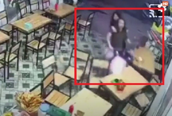 Video: Hai cô gái đầu trần, lái xe máy đâm thẳng vào quán ăn