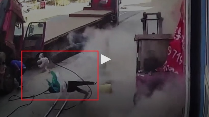 Video: Lốp xe ô tô đang bơm bất ngờ phát nổ hất văng 2 mẹ con đứng gần