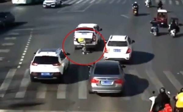 Video: Xe ô tô đang đi bỗng bật cốp, bé gái 3 tuổi rơi xuống giữa ngã tư đường
