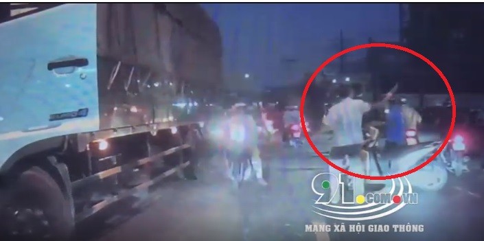 Video: Xôn xao tài xế dừng xe tải giữa đường cầm dao xuống dằn mặt người ném đá vào xe