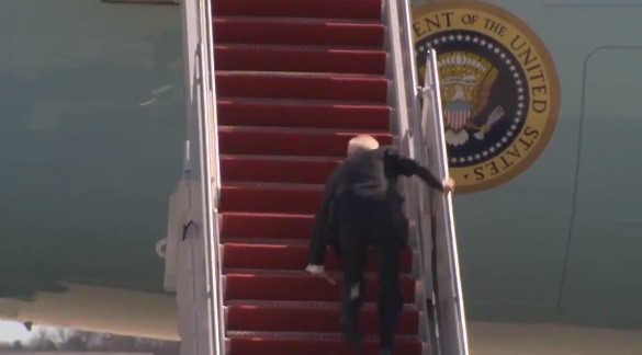 Video: Khoảnh khắc Tổng thống Joe Biden vấp ngã 3 lần khi lên chuyên cơ