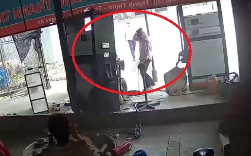 Video: Người đàn ông lái máy cày đâm đổ cây xăng rồi ôm đầu khóc trong hốt hoảng