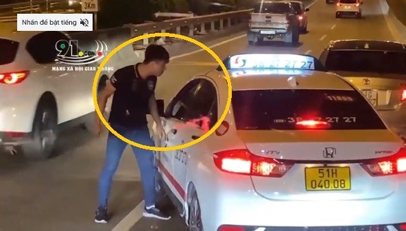 Video: Xôn xao người đàn ông đi xe Vios chặn đầu xe taxi trên cao tốc rồi đánh tài xế