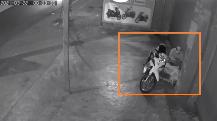 Video: Nam thanh niên 20 tuổi say rượu ngủ trước cửa nhà bị trộm lấy mất điện thoại và xe máy