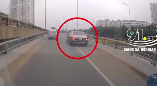 Video: Xe sang Mercedes Maybach bất chấp nguy hiểm đi lùi ở đường Vành đai 3 trên cao