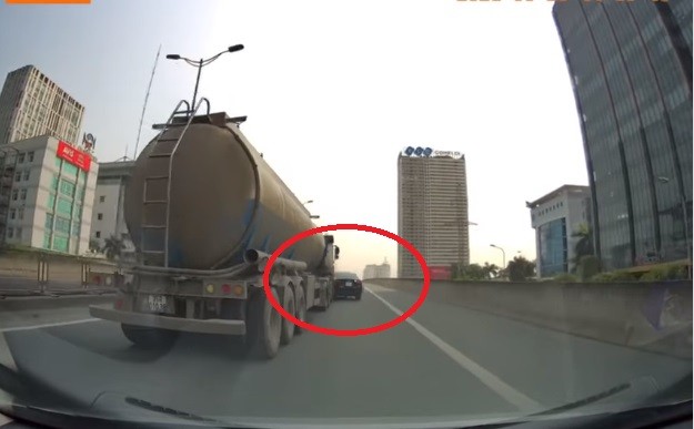 Video: Xe bồn chuyển làn ẩu, cán xe ô tô con kéo lê trên đường