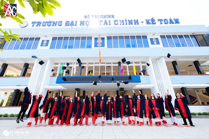 Sinh viên trường Đại học Tài chính - Kế toán (UFA) trong lễ tốt nghiệp.