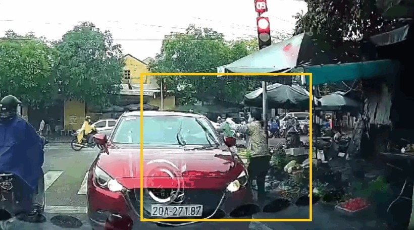 Video: Xôn xao nữ tài xế ô tô đỏ biển số Thái Nguyên dừng xe ngược chiều để mua rau
