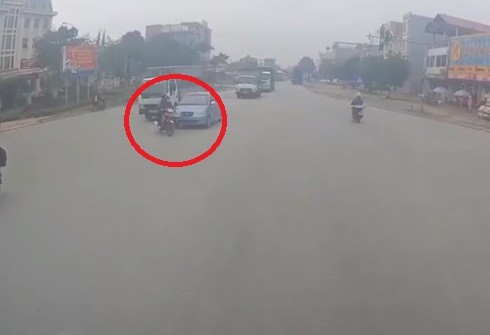 Video: Đôi nam nữ sang đường ẩu bị xe ô tô 4 chỗ đâm trúng
