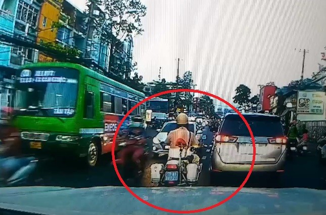 Video: Khoảnh khắc xúc động CSGT hú còi, mở đường cho xe chở sản phụ đến bệnh viện 