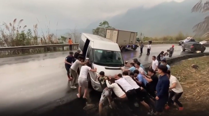 Video: Gần 20 người dân xúm lại giúp xe khách mắc kẹt trên đèo