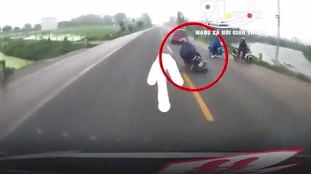 Video: Tài xế ô tô 16 chỗ đánh lái "đỉnh cao" cứu mạng người đàn ông đi xe máy