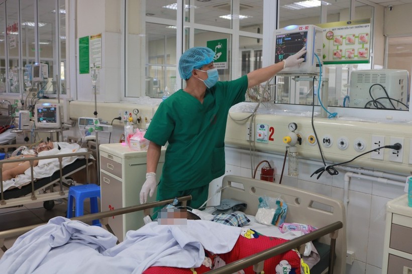 Bác sĩ Khoa Cấp cứu, Bệnh viện Bệnh nhiệt đới Trung ương thăm khám cho bệnh nhân. Ảnh: Đặng Thanh