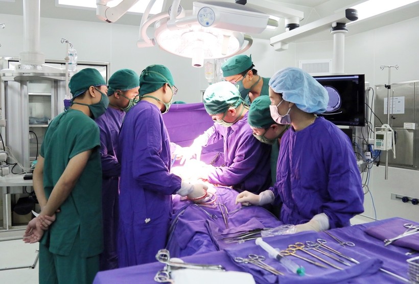 Kíp phẫu thuật Bệnh viện Đa khoa tỉnh Quảng Ninh tiến hành bóc tách khối u ác tính cho bệnh nhân . Ảnh: Baoquangninh.