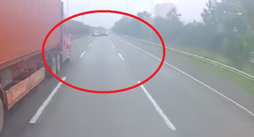 Video: SUV 7 chỗ ngồi đảo làn liên tục, va chạm với xe tải và lao vào dải phân cách