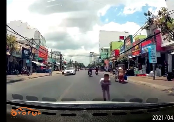 Video: Cử chỉ đẹp của bác tài xế ô tô và cậu bé được nhường đường