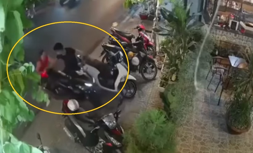 Thanh niên vào quán ăn trộm xe máy, "kẻ cướp gặp bà già" khiến cư dân mạng hả hê