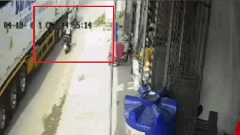 Video: Cố vượt xe container, người phụ nữ bất ngờ bị cuốn vào gầm