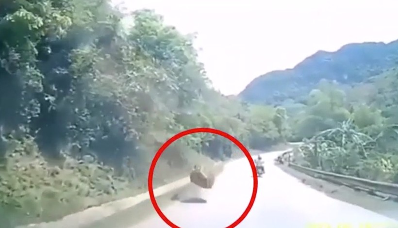 Video: Tảng đá bất ngờ rơi từ trên núi xuống đường quốc lộ ở Sơn La