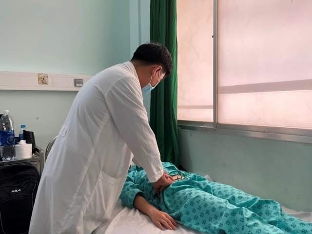 Bác sĩ Võ Thanh Hải thăm khám trước khi bệnh nhân xuất viện. Ảnh: BVCC.