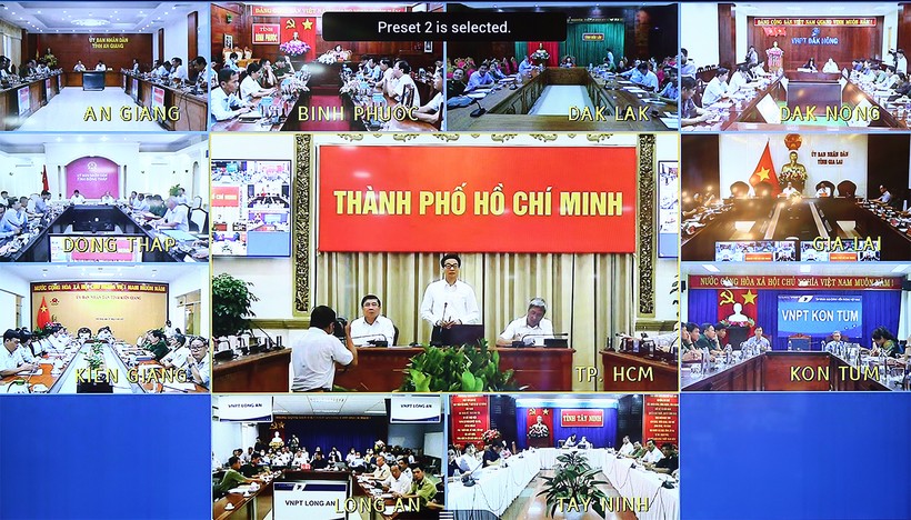Cuộc họp trực tuyến với 10 tỉnh có biên giới với Campuchia. Ảnh: VGP/Đình Nam