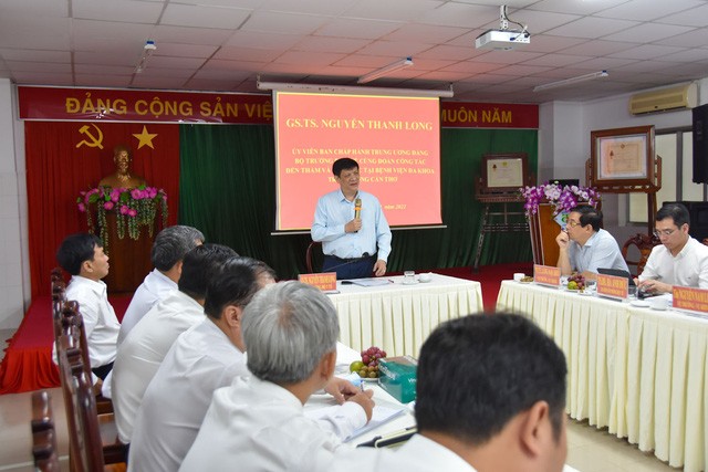 Bộ trưởng Bộ Y tế Nguyễn Thanh Long làm việc tại Bệnh viện Đa khoa trung ương Cần Thơ. Ảnh: SKĐS