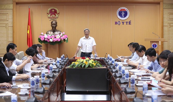 Thứ  trưởng Bộ Y tế Nguyễn Trường  Sơn phát biểu tại cuộc họp. Ảnh: D.Ngân