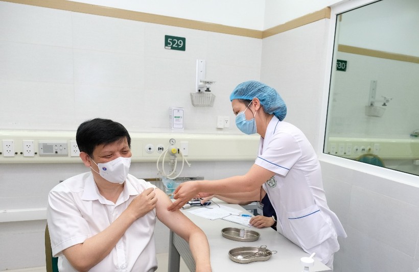 Bộ trưởng Bộ Y tế Nguyễn Thanh Long tiêm chủng vắc xin phòng COVID-19 sáng ngày 6/5  Ảnh: Trần Minh.