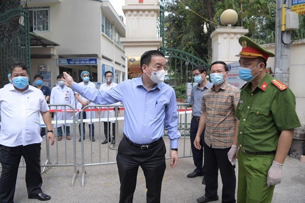 Chủ tịch Ủy ban Nhân dân thành phố Hà Nội Chu Ngọc Anh đã trực tiếp kiểm tra việc thực hiện phong tỏa Bệnh viện K cơ sở Tân Triều và cơ sở Tam Hiệp, huyện Thanh Trì. (Ảnh: Hoàng Anh/Vietnam+).