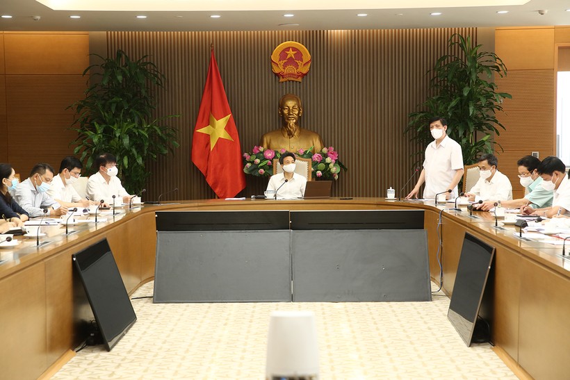 Bộ trưởng Bộ Y tế Nguyễn Thanh Long (đứng phát biểu). Ảnh: VGP/Đình Nam.