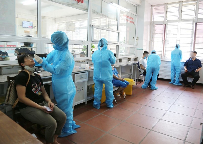Người dân đến xét nghiệm Covid-19 tự nguyện tại Bệnh viện Đa khoa tỉnh Quảng Ninh. Nguồn: Báo Quảng Ninh