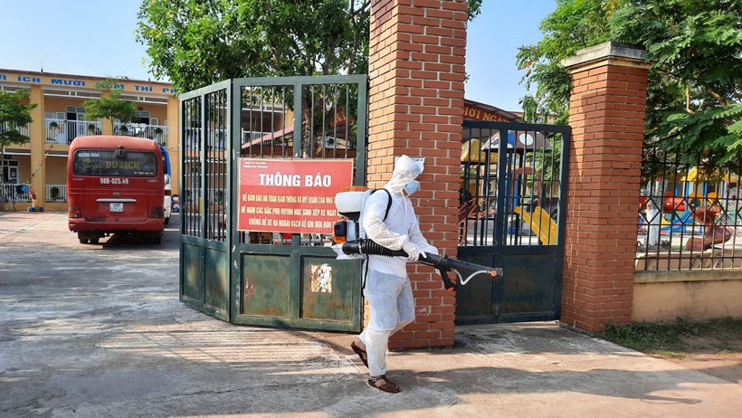 Lực lượng chức năng phun thuốc khử khuẩn tại cơ sở cách ly tập trung tại xã Nghĩa Hưng (Lạng Giang). Nguồn: Báo Bắc Giang.