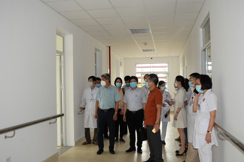 Thứ trưởng Bộ Y tế Nguyễn Trường Sơn đang kiểm tra công tác chuẩn bị tại Bệnh viện Y học cổ truyền Bắc Giang. Nguồn: Bộ Y tế.