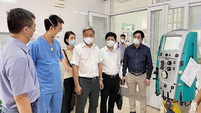 Thứ trưởng Nguyễn Trường Sơn kiểm tra phòng ICU tại BV Phổi Bắc Giang. Ảnh: Báo Bắc Giang.
