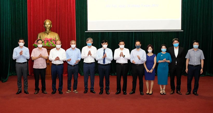 Bộ trưởng Nguyễn Thanh Long, lãnh đạo Cục Khoa học công nghệ và đào tạo/Văn phòng Bộ Y tế cùng các nhà tài trợ ủng hộ Quỹ vắc xin COVID-19 sáng 28/5. Nguồn: Trần Minh.