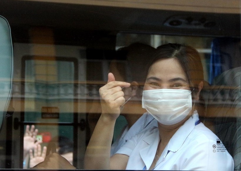 Các y, bác sỹ lên đường hỗ trợ tỉnh Bắc Giang phòng, chống dịch COVID-19. Nguồn: TTXVN.
