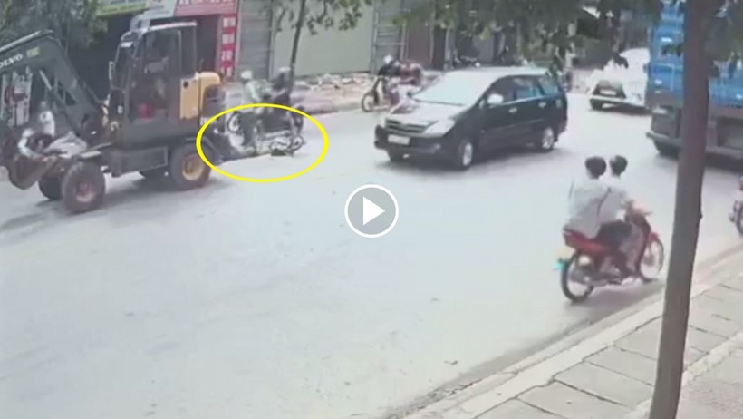Video: Máy xúc lao nhanh trên đường, cán người đàn ông đi xe đạp tử vong